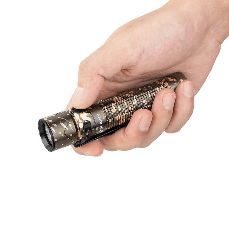 פנס יד טקטי WARRIOR MINI 2 עם סוללה נטענת, 1750 לומנס – OLIGHT – המחשה ביד