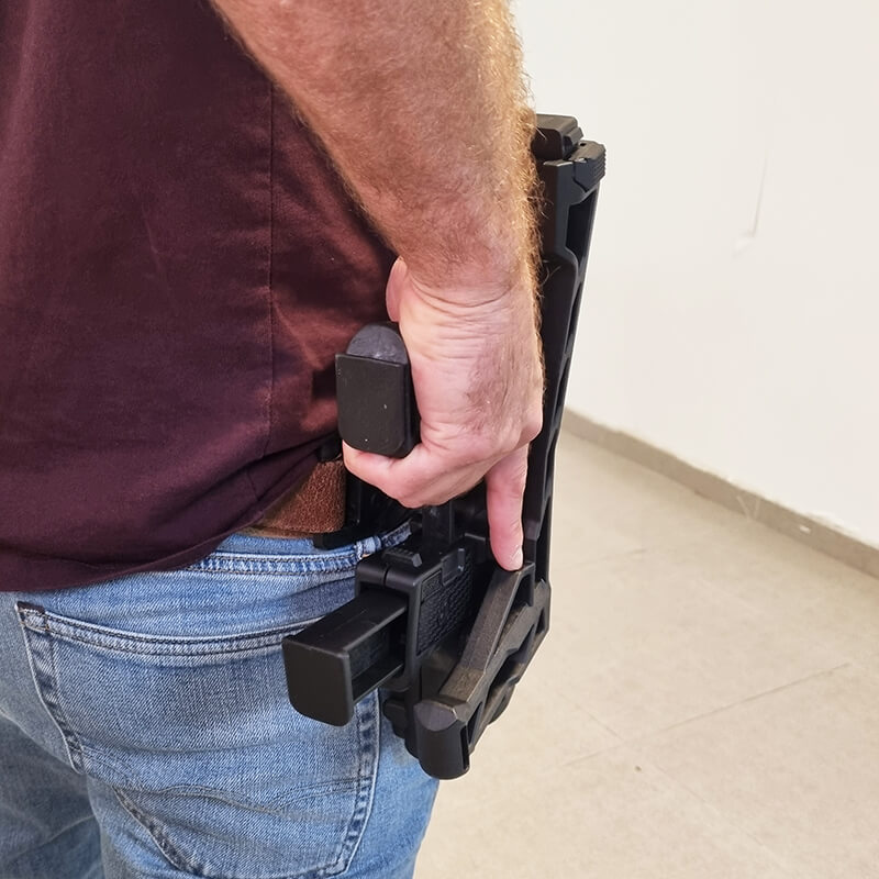 Nano Roni על חגורה בהולסטר